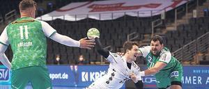 Hartes Ringen. Mit einem schwer erkämpften 28:26-Sieg bei den Füchsen Berlin schob sich der Titelverteidiger THW Kiel, hier mit dem wendigen Miha Zarabec (Mitte), wieder an die Tabellenspitze. 