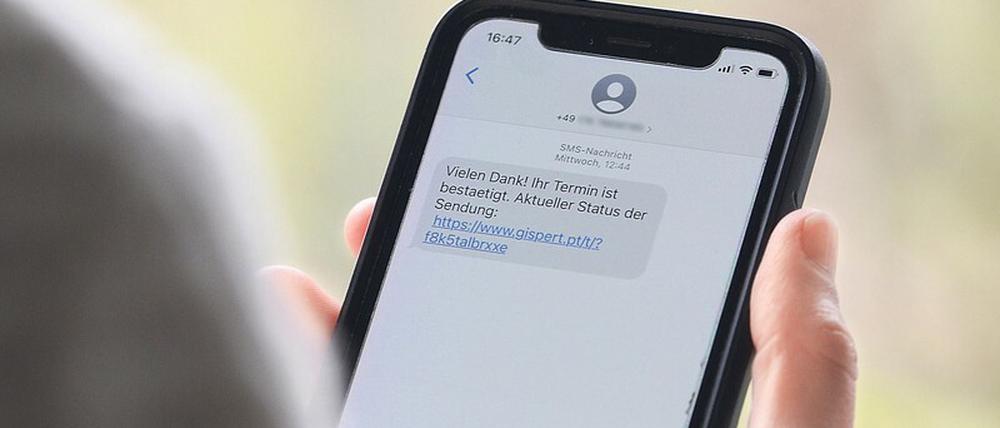 Betrug auf dem Smartphone. Mit einer Smishing-SMS versuchen Kriminelle eine Schadsoftware zu installieren. 