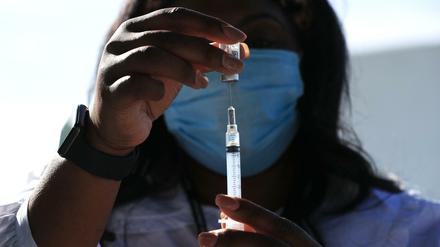 Der Impfstoff von Johnson &amp;Johnson könnte nur noch für Menschen ab 60 Jahren empfohlen werden.