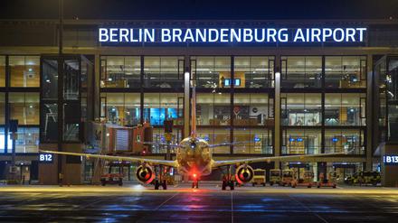 Der Flughafen Berlin Brandenburg ist am Abend vor allem ruhig und leer.