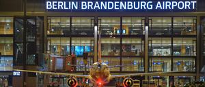 Der Flughafen Berlin Brandenburg ist am Abend vor allem ruhig und leer.
