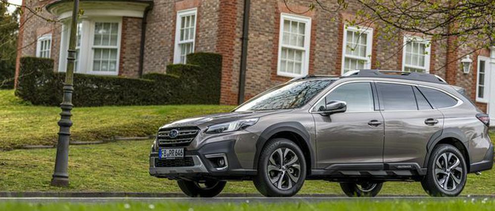 Ab in den Wald? Nein, auch vor der guten Stube macht der Subaru Outback 2.5i eine gute Figur.