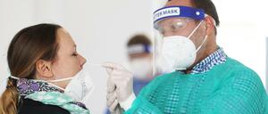 Eine Frau lässt sich auf das Coronavirus testen.