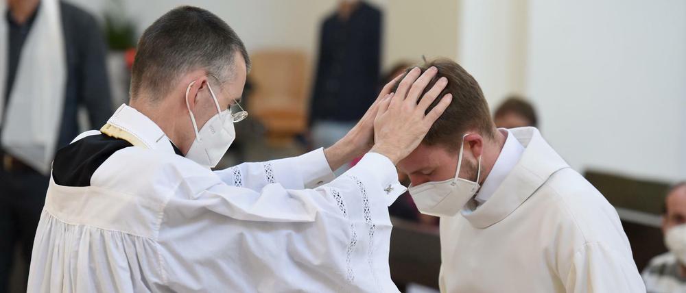 Unter dem Motto #liebegewinnt laden Pfarrer in ganz Deutschland um den 10. Mai herum zu Gottesdiensten ein, in denen homosexuelle Paare gesegnet werden können. 