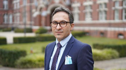 Nicolai Savaskan, Leiter des Gesundheitsamtes Neukölln, steht vor dem Amt.