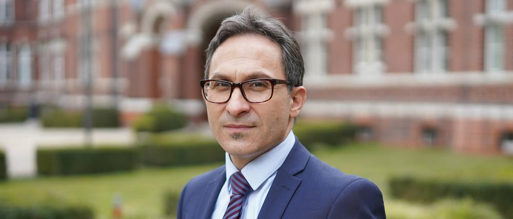 Nicolai Savaskan, Leiter des Gesundheitsamtes Neukölln, steht vor dem Amt.