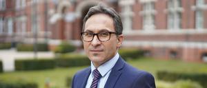 Nicolai Savaskan, Leiter des Gesundheitsamtes Neukölln, steht vor dem Amt.