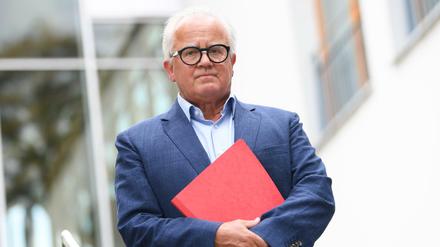 DFB-Präsident Fritz Keller will nicht von sich aus zurücktreten, auch wenn er sich für seine Aussage entschuldigte.