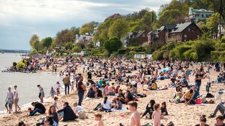 Hamburg: Zahlreiche Menschen sind bei Sonnenschein am Elbstrand in Övelgönne unterwegs.