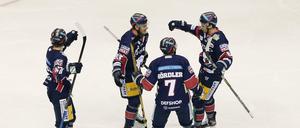 Die Vorentscheidung. Leo Pföderl (zweiter von links) hat zum 2:1 für die Eisbären getroffen.