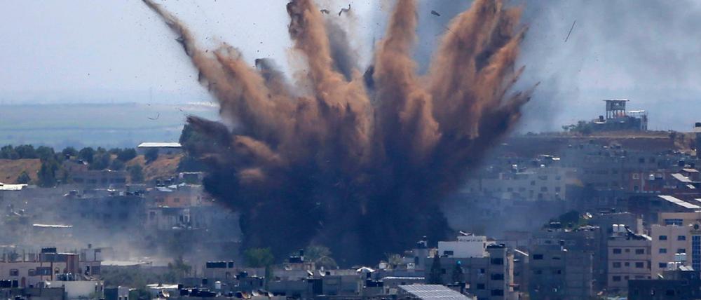 Rauch steigt in Gaza nach einem israelischen Luftangriff auf.