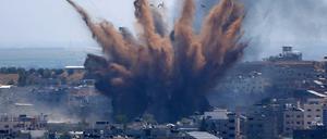 Rauch steigt in Gaza nach einem israelischen Luftangriff auf.