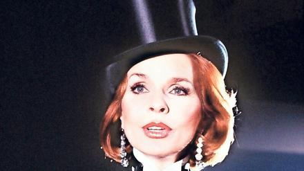 Der Star als Sängerin. Senta Berger ist Mona, die (Ex-)Freundin des Klatschreporters Baby Schimmerlos, in Helmut Dietls Kult-TV-Serie „Kir Royal“ von 1985.
