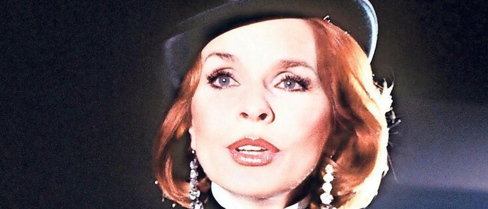 Der Star als Sängerin. Senta Berger ist Mona, die (Ex-)Freundin des Klatschreporters Baby Schimmerlos, in Helmut Dietls Kult-TV-Serie „Kir Royal“ von 1985.