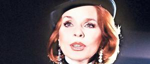 Der Star als Sängerin. Senta Berger ist Mona, die (Ex-)Freundin des Klatschreporters Baby Schimmerlos, in Helmut Dietls Kult-TV-Serie „Kir Royal“ von 1985.