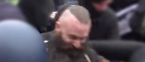 Wer kennt diesen Mann? Am 18. November 2020 soll er in Berlin-Mitte einen Polizisten geschlagen haben.