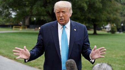 Der damalige US-Präsident Donald Trump spricht vor Journalisten (Archivbild).