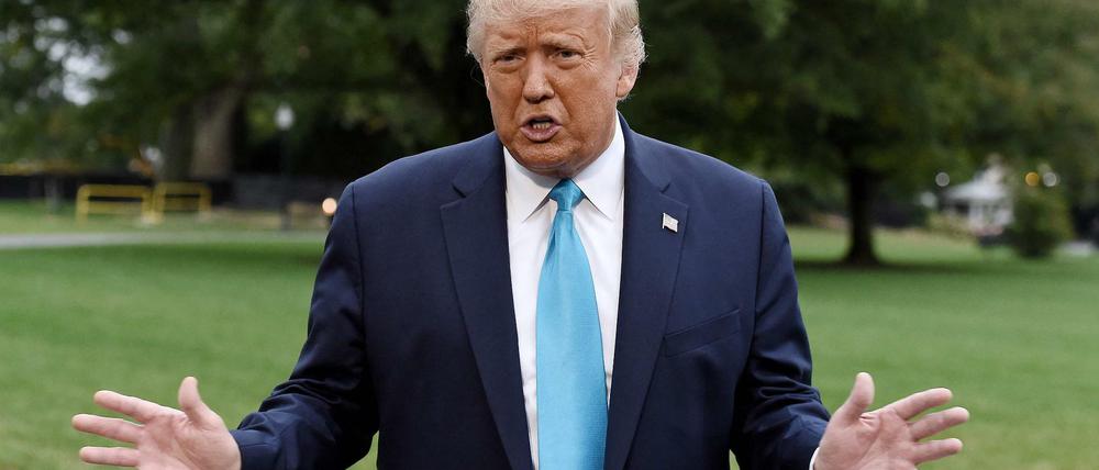 Der damalige US-Präsident Donald Trump spricht vor Journalisten (Archivbild).