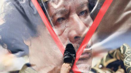 Die Geste zählt oft so viel wie die Tat. Demonstrant gegen Muammar al-Gaddafi vor der libyschen Botschaft in Kairo 2011.