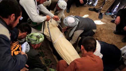 Beerdigung eines Anschlagopfers in Kabul (am 9. Mail 2021)
