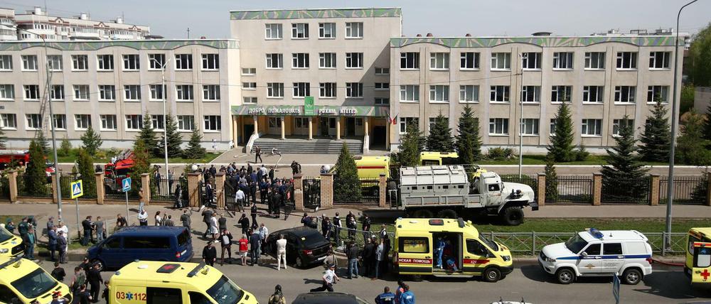 Mindestens in Angreifer hat mehrere Menschen an einer Schule im russischen Kasan erschossen,.