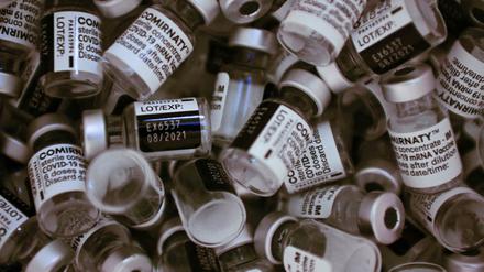 Etliche Dosen des Corona-Impfstoffs von Biontech/Pfizer liegen in einem Impfzentrum.