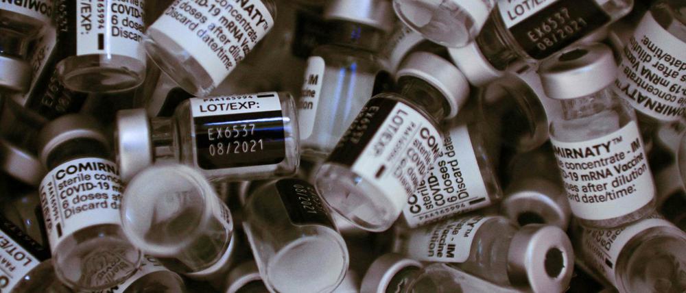 Etliche Dosen des Corona-Impfstoffs von Biontech/Pfizer liegen in einem Impfzentrum.