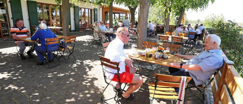 Kurz vor Pfingsten können Gaststätten in Brandenburg bei einer stabilen regionalen Sieben-Tage-Inzidenz unter 100 im Freien wieder öffnen.