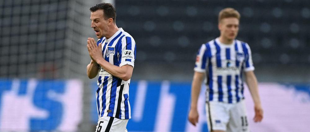 Beten für den Klassenerhalt? So schlimm ist es für Hertha BSC und Vladimir Darida noch nicht. Aber die Situation bleibt prekär, nachdem die Berliner im Spiel gegen Bielefeld den möglichen Befreiungsschlag verpasst haben.