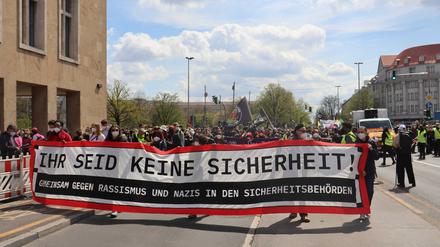 Der Demonstrationszug setzt sich am Platz der Luftbrücke in Bewegung.