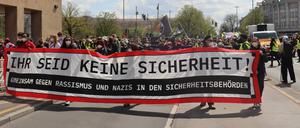 Der Demonstrationszug setzt sich am Platz der Luftbrücke in Bewegung.
