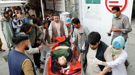 Ein verletzte Frau wird nach einer Explosion in Kabul ins Krankenhaus gebracht.