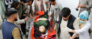 Ein verletzte Frau wird nach einer Explosion in Kabul ins Krankenhaus gebracht.