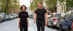 Volt-Spitzenkandidatin Carolin Behr (links) und der Landesvorsitzende der Partei Steffen Daniel Meyer (rechts).