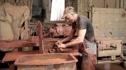 Handarbeit in der Ziegel-Manufaktur Glindow. 19 Personen hatten vor Corona hier eine Arbeitsstelle, zehn davon mussten bereits gehen.