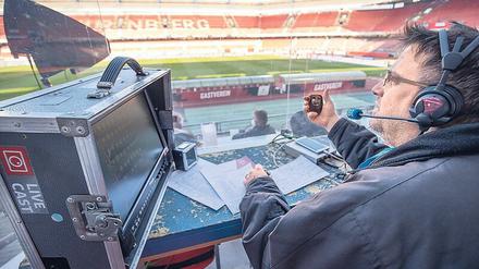 90 Minuten im Dauereinsatz. ARD-Hörfunkreporter, wie hier Michael Küster vom BR, dürfen demnächst noch mehr arbeiten. Die Fußball-Bundesliga wird medialer. 