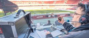 90 Minuten im Dauereinsatz. ARD-Hörfunkreporter, wie hier Michael Küster vom BR, dürfen demnächst noch mehr arbeiten. Die Fußball-Bundesliga wird medialer. 
