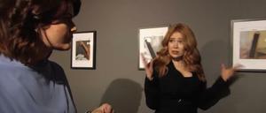 Das hatten sich im Mai 2020 Joko Winterscheidt und Klaas Heufer-Umlauf bei ProSieben erspielt: Das Foto zeigt die Autorin Sophie Passmann (l) und Moderatorin Palina Rojinski in der fingierten Kunstausstellung "Männerwelten" zum Thema sexuelle Übergriffe gegen Frauen vor Genitalbildern. 
