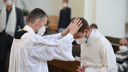 Pfarrvikar Wolfgang Rothe segnet homosexuelle Paare in der Münchner Kirche St.Benedikt.