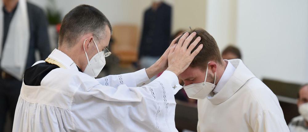 Pfarrvikar Wolfgang Rothe segnet homosexuelle Paare in der Münchner Kirche St.Benedikt.