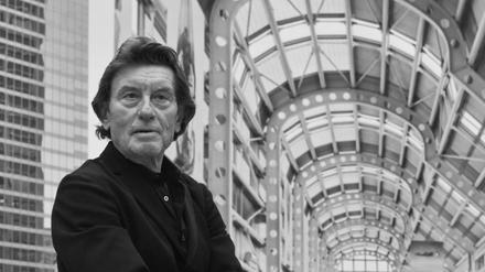 Der Architekt Helmut Jahn 2012 im Neuen Museum in Berlin vor einem Foto des von ihm entworfenen Chicago O Hare Airport.