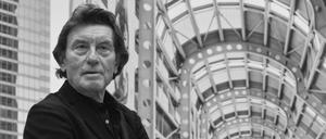 Der Architekt Helmut Jahn 2012 im Neuen Museum in Berlin vor einem Foto des von ihm entworfenen Chicago O Hare Airport.