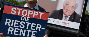 Sichtlich gealtert: Kanzlerkandidat Armin Laschet (CDU) schmückt am Dienstagvormittag eine mobile Plakatwand vor dem Kanzleramt in Berlin.