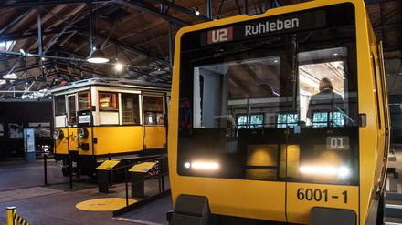 Das Model der neuen U-Bahn (r) steht im Technikmuseum neben dem ältesten noch erhaltenen U-Bahnwagen Deutschlands. 