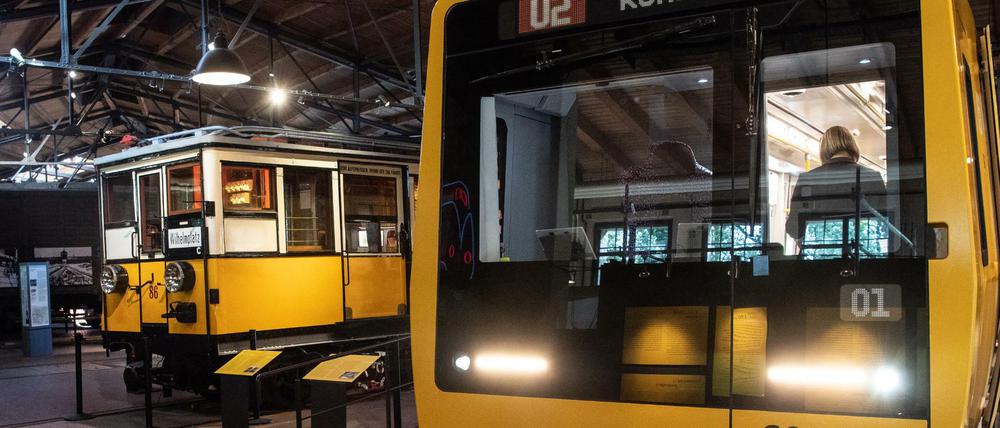 Das Model der neuen U-Bahn (r) steht im Technikmuseum neben dem ältesten noch erhaltenen U-Bahnwagen Deutschlands.