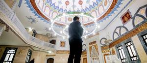 Zum Gebet: Der Islam werde in Deutschland anerkannt wie andere Religionen, meint der SPD-Politiker Ehrhart Körting.