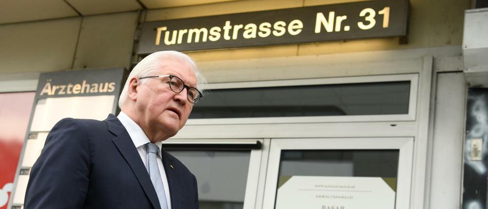 Bundespräsident Steinmeier vor der Praxis in der Turmstraße