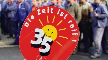 Von wegen. Arbeitgeber wehren sich auch im Mai 2021 erfolgreich gegen die Forderung aus dem Jahr 2003 (hier demonstrierende Werftarbeiter in Wismar) und damit gegen eine flächendeckende Arbeitszeitverkürzung. 