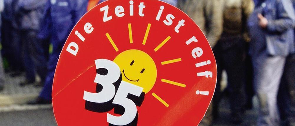 Von wegen. Arbeitgeber wehren sich auch im Mai 2021 erfolgreich gegen die Forderung aus dem Jahr 2003 (hier demonstrierende Werftarbeiter in Wismar) und damit gegen eine flächendeckende Arbeitszeitverkürzung. 