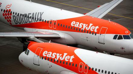Zwei Easyjet-Maschinen am Flughafen Berlin-Brandenburg.